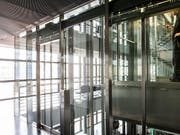 Schindler ist mit seinen Produkten wie Aufzüge und Rolltreppen auf Kurs. Im Bild ein Aufzug im Luzerner KKL. (Symbol). (Bild: KEYSTONE/ALEXANDRA WEY)