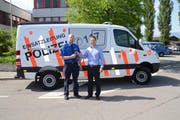 Roland Michel (rechts), CEO der Garage Windlin, übergibt die Fahrzeugschlüssel an Marco Niederberger, Leiter der Verkehrs- und Sicherheitspolizei. (Bild: Kapo Obwalden)