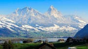 Nicht nur die Natur im Kanton Schwyz (im Bild die Mythen und der Talkessel) macht die Schwyzer glücklich. (Bild Neue SZ)