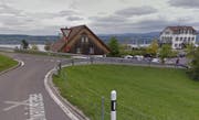 Auf der Etzelstrasse beim Restaurant Luegeten (hinten rechts) ereignete sich die Streifkollision. (Bild Google Maps)