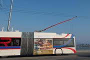 Der «Einer»-Bus auf der Seebrücke unterwegs in Richtung Maihof: Auf der ganzen Strecke bezieht er Strom aus den Fahrleitungen. (Bild: Dominik Wunderli / Neue LZ)