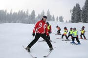 Kommt die kantonale Ausweispflicht? Ein Skilehrer der Schneesportschule Sörenberg mit seiner Klasse auf der Piste. (Bild Manuela Jans/Neue LZ)