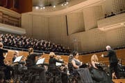 Howard Arman dirigiert im Konzertsaal des KKL das Luzerner Sinfonieorchester, fünf lokale Chöre und Gesangssolisten des Theaters. (Bild: Luzerner Theater/Ingo Höhn)