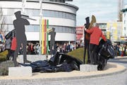 Die «Echten» enthüllen die «Falschen»: Holzmusikanten lokaler Kunstschaffender sind nun plastischer Schmuck im Lindenkreisel. (Bild: Maria Schmid (Rotkreuz, 11. März 2017))