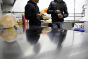 Zwei Asylsuchende in der Küche des Zentrums im Foribach. (Bild: Corinne Glanzmann/Neue OZ)