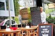 Das Masquevino ist fussballfreie Zone während der EM: Barbara Gilardoni mit dem Schild. (Bild Stefan Kaiser)