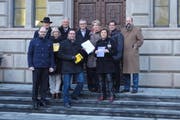 Die FDP.Die Liberalen Zug haben die Petition «Zuger Bildungsoffensive» am Montag dem Regierungsrat überreicht. (Bild: PD)