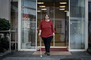 Ihre Umwelt nimmt Martina Arnold (53) nur noch verschwommen wie durch eine Tunnelröhre war. Trotzdem will sie auch in Zukunft selbstständig durchs Leben gehen. (Bild Pius Amrein)