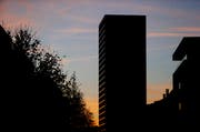 Im April sollen die ersten Bewohner in das höchste Gebäude im Kanton Zug einziehen. (Bild: Stefan Kaiser / Neue ZZ)