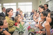 Leuthard diskutiert an einer Schweizer Schule in Peru mit Schülern und Lehrern. (Bild: Remo Nägeeli)