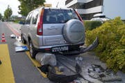 Am Unfallauto entstand beträchtlicher Schaden. (Bild: Zuger Polizei)