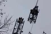 Kran vergrössert Kran: Mit Hilfe eines Pneukrans werden die Kräne auf der Baustelle der Zuger Bossard-Arena erhöht. (Bild Stefan Kaiser/Neue ZZ)