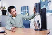 Sodastream-Schweiz-Chef Thomas Cantaro (41) am Länderhauptsitz in Hünenberg mit einem «Crystal»-Wassersprudler. (Bild: Werner Schelbert (4. Januar 2018))