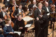 Mariss Jansons dirigiert das Sinfonieorchester des Bayerischen Rundfunks. Vor ihm die vier Vokalsolisten. (Bild: Peter Fischli/LF (24. März 2018))
