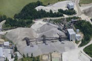 Das Kiesabbaugebiet der Sand AG Neuheim in der Nähe des Dorfes im Gebiet Rietli. Das Bild stammt aus dem Jahr 2015. (Bild: Stefan Kaiser/ZZ)