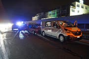 Die fünf Autos fuhren aufeinander auf. (Bild: Zuger Polizei)