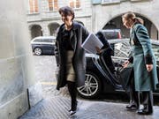 Verkehrsministerin Doris Leuthard gehört zur kleinen Minderheit der Elektroautofahrer. Eine Abgabe auf solche Fahrzeuge ist erst dann sinnvoll, wenn deren Anteil markant steigt. (Archivbild) (Bild: KEYSTONE/ALESSANDRO DELLA VALLE)
