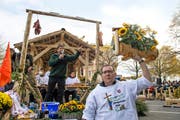 Gantrufer Xaver Stalder (hinten) und Sennenammann Mischa Hasler versteigern Chilbi-Utensilien. Bild: Dominik Wunderli (Weggis, 15. November 2016)