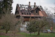 Das Holzhaus in der Schochenmühle ist vom Brand in arge Mitleidenschaft gezogen worden. (Bild: Stefan Kaiser (Zug, 6. März 2018))