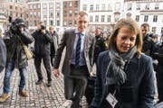 Staatsanwalt Jakob Buch-Jepsen trifft zum zweiten Prozesstag ein. (Bild: Martin Sylvest/EPA)