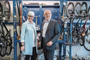 Yvonne Schärli und Anton Schwingruber in der Velowerkstatt, einem Integrationsangebot der Caritas Luzern. (Bild: Nadia Schärli (Littau, 26. April 2017))