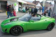 Eine Probefahrt mit dem Tesla Roadster mit Elektroantrieb im Aussengelände. (Bild: Thomas Beck)