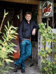 Erwin Koch in seinem Garten: «Ich schreibe Geschichten, die ich selber nicht erleben möchte.» (Bild: Alessandro Della Bella)