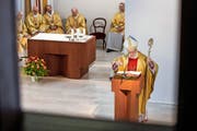 Bischof Vitus Huonder im Kloster Melchtal. Bild: Alexandra Wey/Keystone (25. Juni 2016)