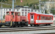 Eine Rangierlok des Typs Tm 2/2 und ein Personenwagen im Bahnhof Andermatt. (Bild: Robert Bachmann)