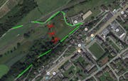 Der Weg durch das Moor wird abgebrochen (rot). Neu führt der Weg um den Rotsee via Reiterzentrum. (Bild: Maps Google)