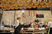 Hausgemachte Panettoni werden zum Abkühlen kopfüber aufgehängt. (Bild: Gut Alfons)