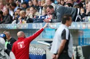 Trainer Markus Babbel bespricht sich von der Tribüne aus mit Assistenztrainer Roland Vrabec. (Bild Philipp Schmidli)