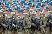 Ukrainische Soldaten marschieren bei der Parade zum Unabhängigkeitstag der einstigen Sowjetrepublik. (Bild: Efrem Lukatsky/AP (Kiew, 24. August 2017))