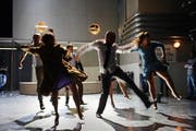 «Antigone» am Luzerner Theater: Kreon (Jörg Dathe, Mitte) als Discokönig im wilden Tanz mit Antigone (Juliane Lang, rechts). (Bild: Luzerner Theater/Tanja Dorendorf)