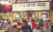 Das «Ägerital Go West» weiss mit gutem Essen und einem Ambiente, das an die Zeiten von Cowboys und Indianern erinnert, zu überzeugen. (Bild: pd)