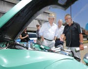 Andy Hotz, Franz Marty und Paul Langenegger (von links) diskutieren über den alten 2CV. (Bild: Stefan Kaiser (Baar, 17. Juni 2017))
