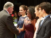 Klassenlehrer Peach Richmond gratuliert Swetha Balachandran zur bestandenen Matura. (Bild: pd)