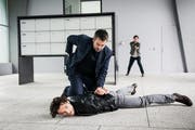 Kommissar Reto Flückiger (Stefan Gubser) verhafetet einen Verdächtigen.