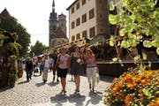 Ein Bummel durch Stuttgarts Altstadt macht zu jeder Jahreszeit Freude. Im Hintergrund die Stiftskirche aus dem 15. Jahrhundert.