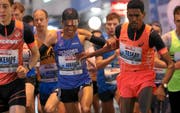 Simon Tesfay (rechts) hat den Elitelauf der Männer am Luzerner Stadtlauf gewonnen. (Bild: Andy Mettler (swiss-image.ch))