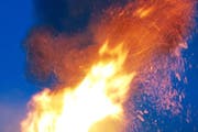 Ein Feuer zum Nationalfeiertag wie auf diesem Bild hat in der Schwez Tradition. Wenn das Feuer unabsichtlich im Dezember brennt, hat dies einen Feuerwehreinsatz zur Folge. (Symbolbild / Keystone Archiv / Steffen Schmidt)