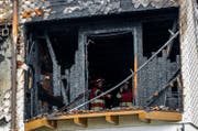 Einsatzkräfte im komplett niedergebrannten Zweifamilienhaus. (Bild: Philipp Schmidli (Schachen, 11. Februar 2018))