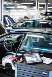 Die Stiftung für Konsumentenschutz rät davon ab: Software-Update bei Fahrzeugen des VW-Konzerns nach dem Abgasskandal. (Symbolbild: Stefan Kaiser)