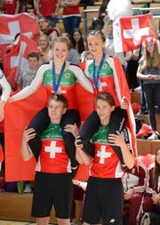 Leana Hotz und Flavia Schürmann feiern an der Heim-EM in Baar den Gewinn der Silber-Medaille. (Bild: PD)