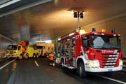 Mit einem Bergungsfahrzeug wurde der Lastwagen abgeschleppt. (Bild: Freiwillige Feuerwehr Zug)