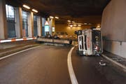 Der Lieferwagen mit Anhänger kippte aus noch unbekannten Gründen auf die Seite. (Bild: Kantonspolizei Nidwalden)