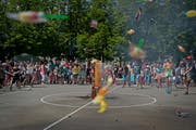 Eröffnung des Ferienpass Luzern mit Zündung einer Süssigkeitenbombe auf dem Schulhausplatz der Schulen Säli, Dula und Pestalozzi im Jahr 2013. (Archivbild / Neue LZ / Pius Amrein)