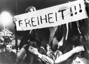 Aus Angst vor der Stasi verdecken die Demonstranten in Leipzig im Herbst 1989 ihre Gesichter vor den Fotografen. (Bild: Keystone/Heikki Saukkomaa)
