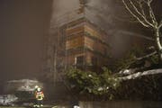 Die Feuerwehr konnte ein übergreifen der Flammen auf die Nachbargebäude verhindern. (Bild: Zuger Polizei)