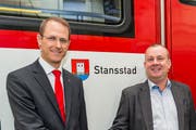 Der Direktor der Zentralbahn Renato Fasciati (links) und Gemeindepräsident von Stansstad Beat Plüss bei der Taufe des Zuges auf den Namen «Stansstad».